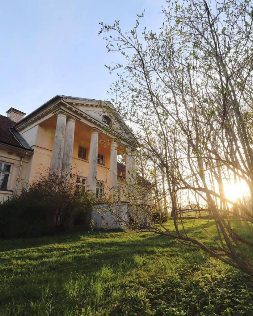 Autumn clean-up and tour at Padure Manor